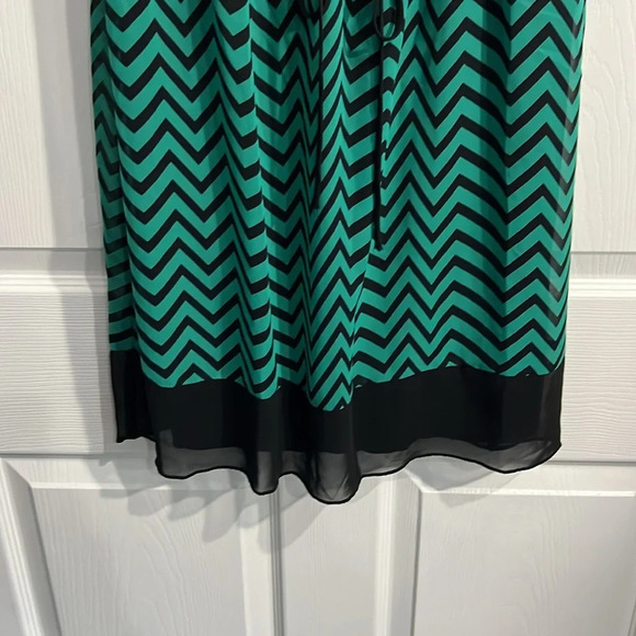Enfocus Studio Women's Size 10 Dress Green Black Chevron Print Chiffon Lined - Picture 3 of 10